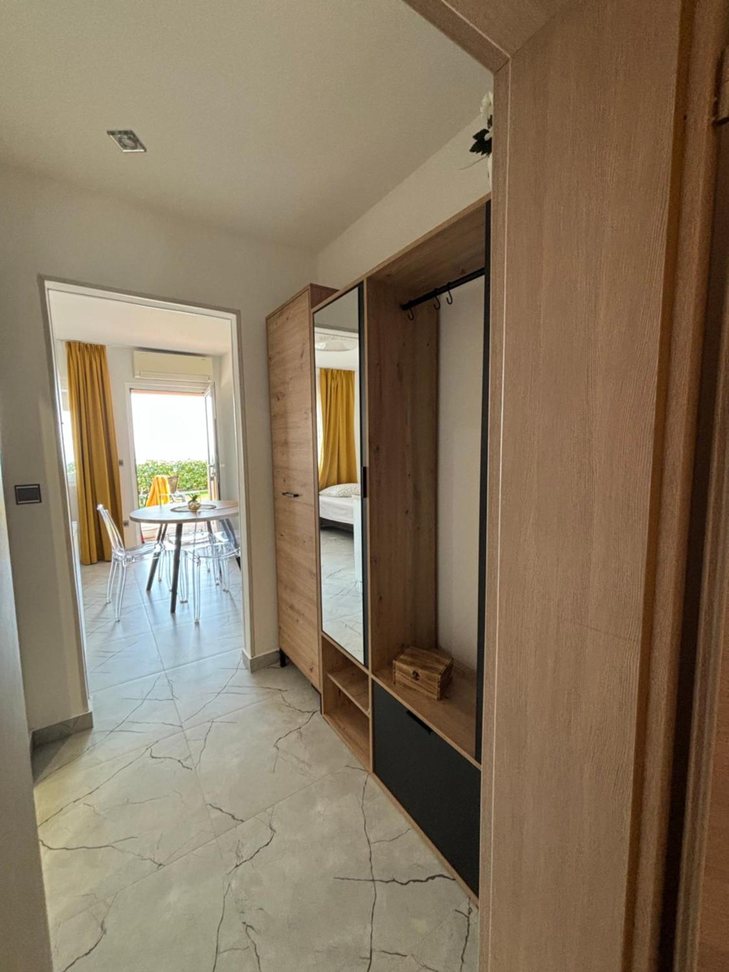 Apartment One Palm Podstrana
